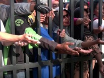 Penampakan Antrean Warga Demi Dapat Beras Murah di Bekasi
