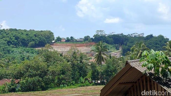 Warga Kedungcaung Desa Karangkamulyan menunjukan TPA Cibeureum yang terlihat di atas yang kerap menimbulkan bau.