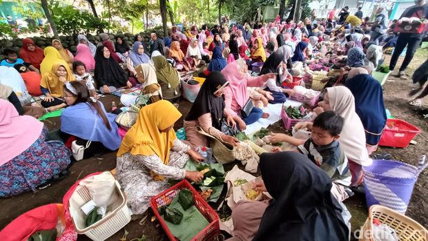 Warga mengolah masakan kambing hasil sumbangan warga yang nantinya dibagikan saat ritual adat sadranan dalam rangka menyambut bulan suci ramadan di kompleks makam Syeh Mukhorodin atau dikenal juga Mbah Agung Purwakaning Kabunan, Desa Karanggude Kulon, Kecamatan Karanglewas, Kabupaten Banyumas, Kamis (29/2/2024).