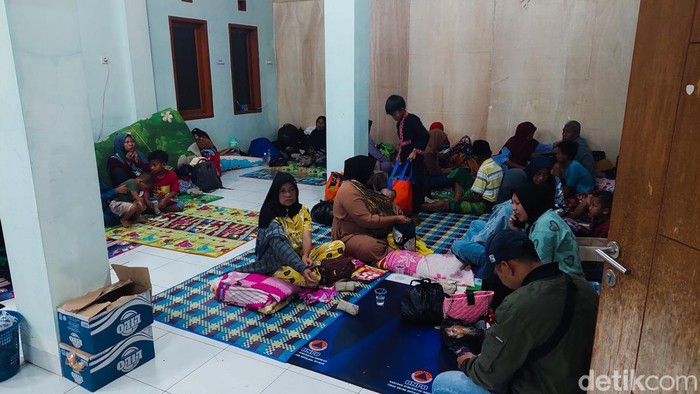 Warga Rongga mengungsi usai kediaman mereka ambruk akibat pergerakan tanah