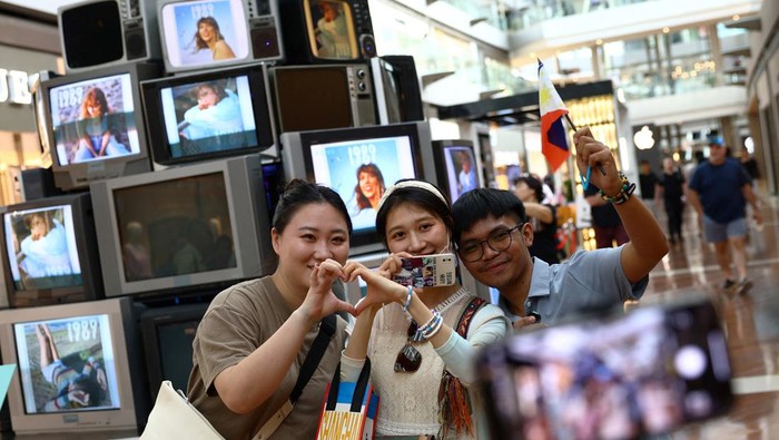 A fan takes photos of a 