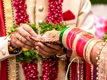 Pria India Dinikahkan dengan Patung Kayu karena Tak Berharta-Kurang Pintar