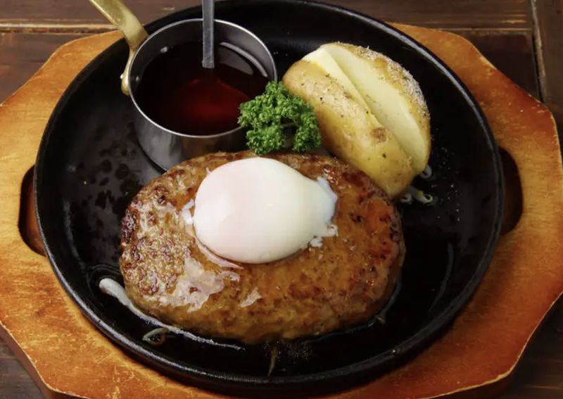 7 Makanan Jepang Mengandung Daging Babi Selain Tonkatsu, Umat Islam Perlu Waspada