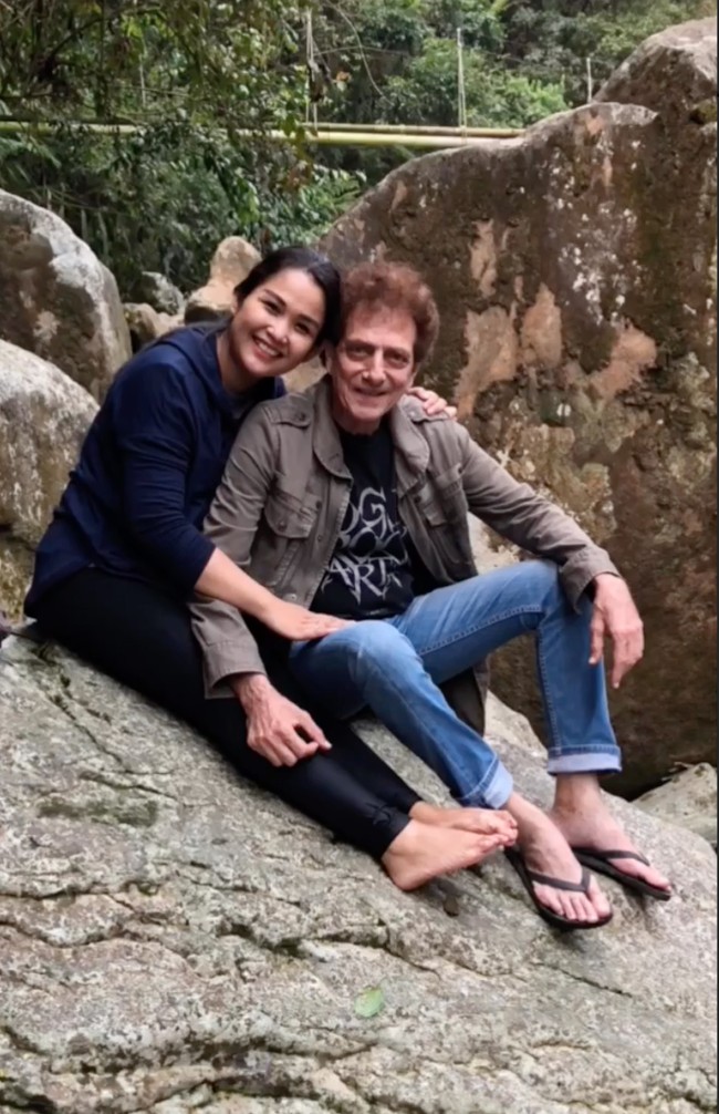 Meski memiliki perbedaan usia yang cukup jauh, namun rumah tangga Ahmad Albar dan Dewi masih terlihat harmonis hingga saat ini. Dari pernikahan, Ahmad dan Dewi juga telah dikaruniai seorang putri cantik. Foto: Instagram/@dewiye04