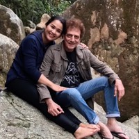 Meski memiliki perbedaan usia yang cukup jauh, namun rumah tangga Ahmad Albar dan Dewi masih terlihat harmonis hingga saat ini. Dari pernikahan, Ahmad dan Dewi juga telah dikaruniai seorang putri cantik. Foto: Instagram/@dewiye04