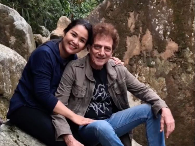 7 Potret Mesra Ahmad Albar Bareng Istri Muda, Harmonis Meski Beda 37 Tahun