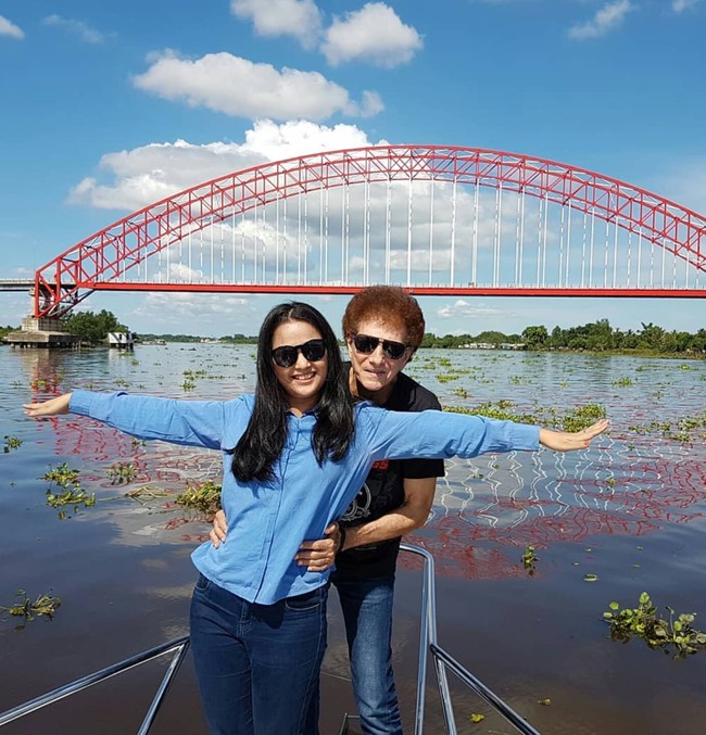 Punya perbedaan usia 37 tahun membuat Ahmad dan Dewi kerap jadi sorotan. Saat ini Ahmad Albar sendiri diketahui sudah berusia 77 tahun. Sebelum menikah dengan Dewi, Ahmad sudah pernah menikah dengan Rini S. Bono namun keduanya bercerai. Foto: Instagram/@dewiye04