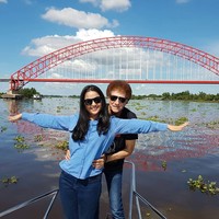 Punya perbedaan usia 37 tahun membuat Ahmad dan Dewi kerap jadi sorotan. Saat ini Ahmad Albar sendiri diketahui sudah berusia 77 tahun. Sebelum menikah dengan Dewi, Ahmad sudah pernah menikah dengan Rini S. Bono namun keduanya bercerai. Foto: Instagram/@dewiye04