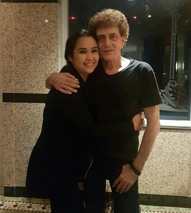 Dalam foto-foto unggahan Dewi terlihat ia dan sang suami kerap menghabiskan waktu bersama. Keduanya juga selalu terlihat kompak dan mesra. Foto: Instagram/@dewiye04