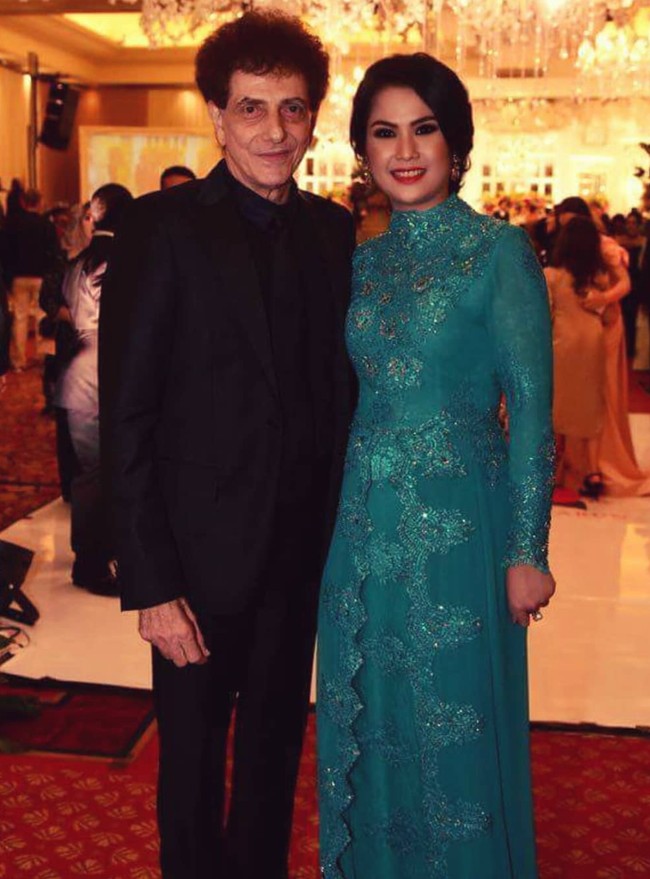 Melihat kemesraan keduanya tak sedikit netizen yang mendoakan agar Ahmad dan Dewi selalu langgeng. Hubungan keduanya pun banyak diidolakan. “Dari blm glow up sampai glow up..samawa till jannah ya mbak wie,” komentar salah seorang netizen. Foto: Instagram/@dewiye04