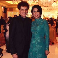 Melihat kemesraan keduanya tak sedikit netizen yang mendoakan agar Ahmad dan Dewi selalu langgeng. Hubungan keduanya pun banyak diidolakan. “Dari blm glow up sampai glow up..samawa till jannah ya mbak wie,” komentar salah seorang netizen. Foto: Instagram/@dewiye04