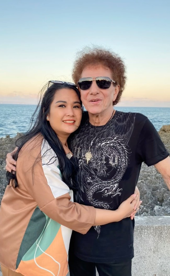 Pada tanggal 20 Februari Ahmad dan Dewi tampaknya baru saja merayakan anniversary pernikahan. Melalui akun Instagram pribadinya Dewi pun membagikan foto-foto kemesraannya dengan sang suami yang merupakan musisi legendaris Indonesia. Foto: Instagram/@dewiye04