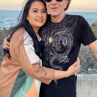 Pada tanggal 20 Februari Ahmad dan Dewi tampaknya baru saja merayakan anniversary pernikahan. Melalui akun Instagram pribadinya Dewi pun membagikan foto-foto kemesraannya dengan sang suami yang merupakan musisi legendaris Indonesia. Foto: Instagram/@dewiye04