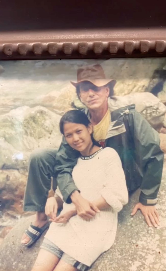 Ahmad Albar dan Dewi Sri Astuti resmi menikah pada tahun 2009 silam. Melalui akun Instagram pribadinya Dewi kerap membagikan foto-foto mesra dirinya dan sang suami. Seperti dalam foto ini, penampilan keduanya di tahun 2003. Foto: Instagram/@dewiye04