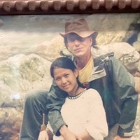 Ahmad Albar dan Dewi Sri Astuti resmi menikah pada tahun 2009 silam. Melalui akun Instagram pribadinya Dewi kerap membagikan foto-foto mesra dirinya dan sang suami. Seperti dalam foto ini, penampilan keduanya di tahun 2003. Foto: Instagram/@dewiye04