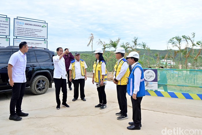 AHY semobil dengan Jokowi saat cek Istana Presiden di IKN. (Foto: Muchlis Jr - Biro Pers Sekretariat Presiden)
