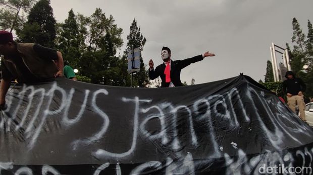 Massa yang tergabung dalam 'DEWE YOBEN' menggelar aksi di seputaran bundaran UGM, Depok, Sleman, Jumat (1/3/2024)