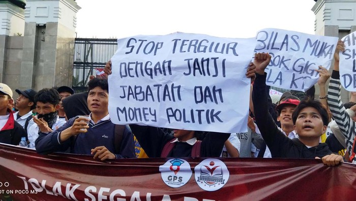 Pelajar dan mahasiswa dari Pemuda Indonesia Center (PIC) gelar demo di depan gedung DPR Jakarta. Mereka menolak penggunakan hak angket DPR.