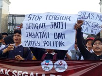Aksi Tolak Hak Angket di Depan Gedung DPR