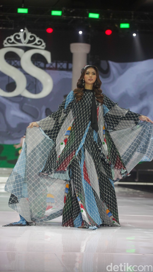 Dulu pernah tinggal di rumah bantuan bencana Tsunami Aceh, Shella Saukia bangkit dari ekonominya yang awalnya menengah bawah jadi menengah atas melalui bisnis fashion dan kecantikan. Kini Shella yang sukses berkat lini bisnis hijab, busana muslim dan skincarenya, menggelar fashion show tunggal di hotel mewah di Jakarta. Inilah Koleksi terbaru Shella Saukia yang mengangkat tema The FirSSt Gala of Shella Saukia. Foto: Andhika Prasetia/detik.  