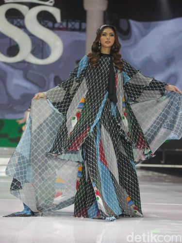 Sejumlah selebriti memperagakan busana pada peragaan busana bertajuk The FirSSt Gala of Shella Saukia di The Ritz Carlton Pacific Place, Jakarta, Kamis (29/2/2024). Shella Saukia menggelar peragaan busana bertajuk The FirSSt Gala of Shella Saukia untuk merayakan 1 dekade dirinya berkarya.