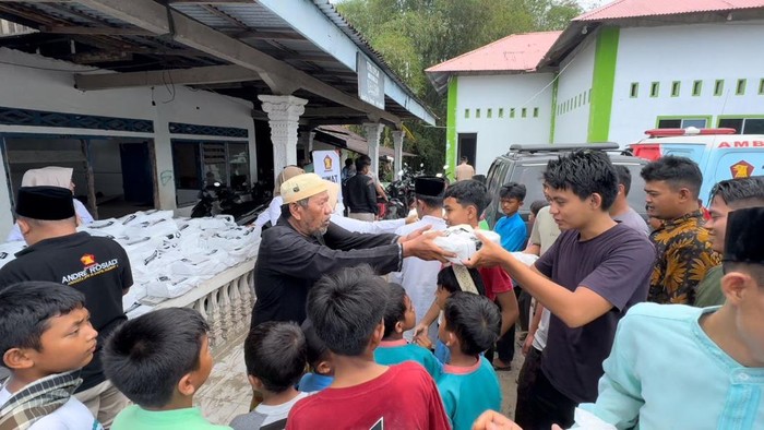 Andre Rosiade melalui timnya membagikan ratusan nasi kotak dalam program Jumat Berkah di Kota Padang.