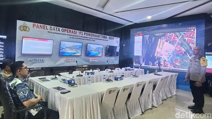 Anggota Kompolnas, Yusuf Warsim, saat rapat koordinasi bersama Polda Sumut di Command Center, di Balige (Goklas Wisely/detikSumut)