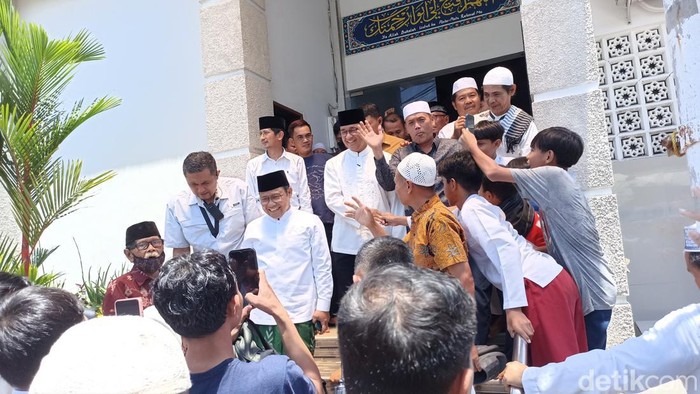 Anies Baswedan dan Muhaimin Iskandar (Cak Imin) salat Jumat di Masjid Nurul Huda di Sunter Agung. (Tiara/detikcom)