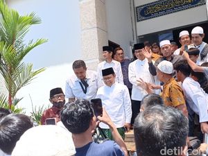 Anies dan Cak Imin Salat Jumat di Masjid Nurul Huda Dekat JIS