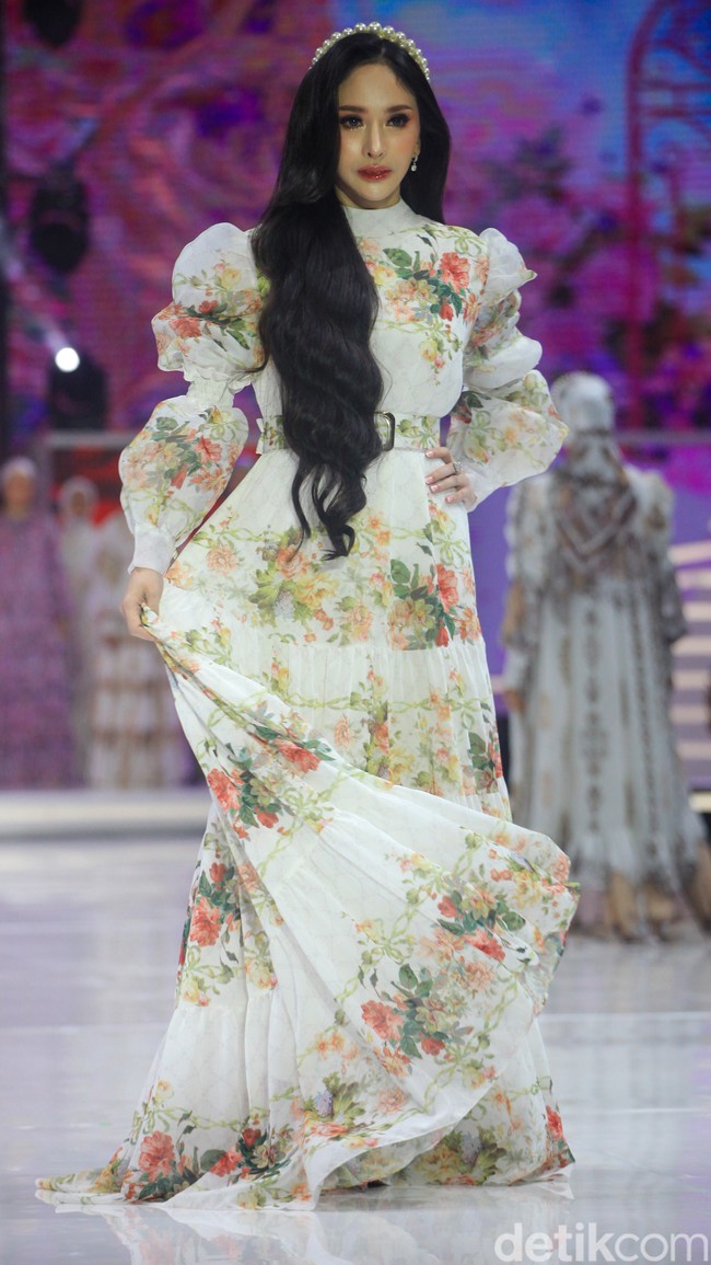 Dulu pernah tinggal di rumah bantuan bencana Tsunami Aceh, Shella Saukia bangkit dari ekonominya yang awalnya menengah bawah jadi menengah atas melalui bisnis fashion dan kecantikan. Kini Shella yang sukses berkat lini bisnis hijab, busana muslim dan skincarenya, menggelar fashion show tunggal di hotel mewah di Jakarta. Inilah Koleksi terbaru Shella Saukia yang mengangkat tema The FirSSt Gala of Shella Saukia. Foto: Andhika Prasetia/detik.  