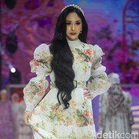 Dulu pernah tinggal di rumah bantuan bencana Tsunami Aceh, Shella Saukia bangkit dari ekonominya yang awalnya menengah bawah jadi menengah atas melalui bisnis fashion dan kecantikan. Kini Shella yang sukses berkat lini bisnis hijab, busana muslim dan skincarenya, menggelar fashion show tunggal di hotel mewah di Jakarta. Inilah Koleksi terbaru Shella Saukia yang mengangkat tema The FirSSt Gala of Shella Saukia. Foto: Andhika Prasetia/detik.  