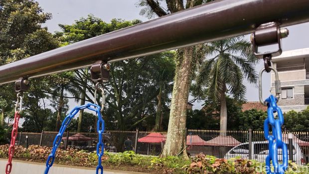 Area bermain anak di Taman Monju.