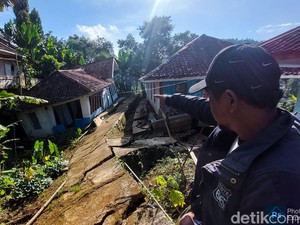 Tanah Bergerak di Bandung Barat Jadi Objek Wisata Dadakan