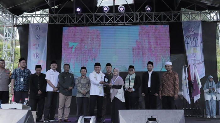 Asfera 2024 Jadi Ajang Siswa As-Syifa Racik Kreativitas SMAIT As-Syifa Boarding School menggelar As-Syifa Festival Raya (Asfera) 2024. Event tahunan yang dilakukan hasil kolaborasi pertama dari tiga kampus SMAIT As-Syifa Boarding School.