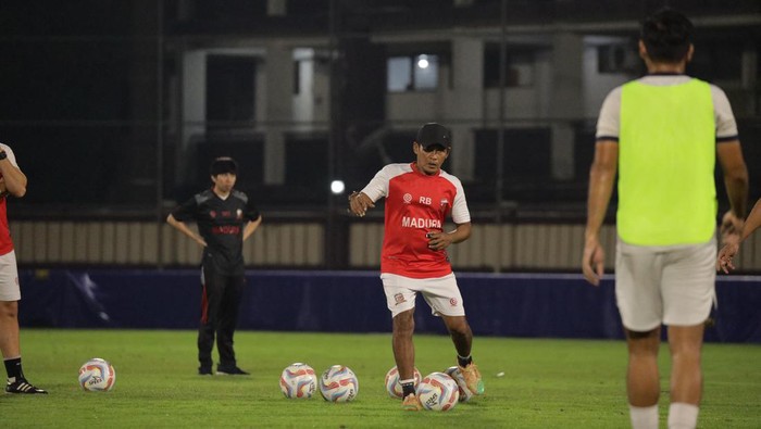 Asisten pelatih Madura United, Rakhmad Basuki