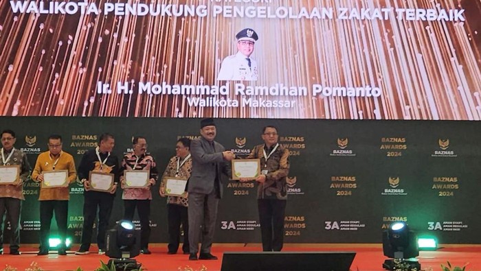 Asisten Pemerintahan dan Kesejahteraan Rakyat Setda Makassar Andi Muhammad Yasir menerima Baznas Awards untuk Danny Pomanto.
