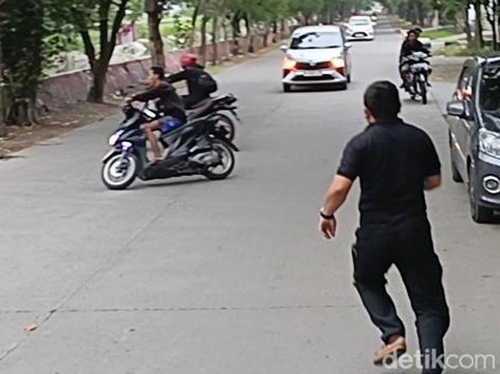Balap liar di Jalan Kokrosono, Kota Semarang, dibubarkan polisi, Jumat (1/3/2024).