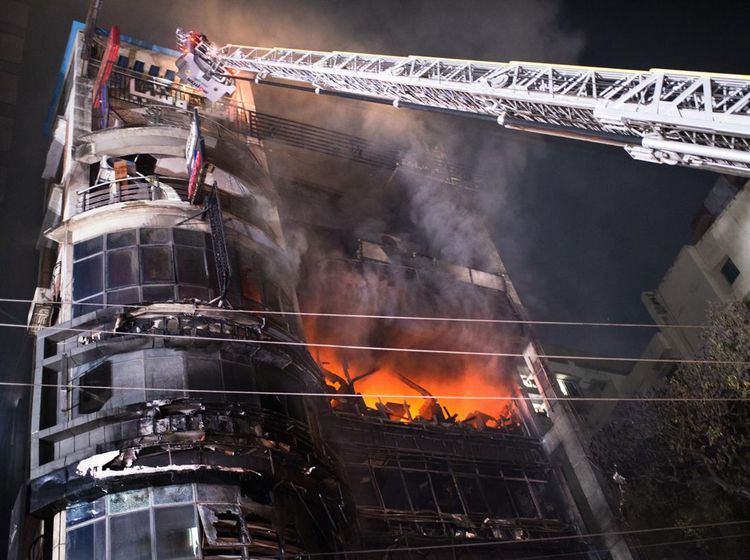 Foto-foto Kebakaran Gedung 7 Lantai di Dhaka yang Tewaskan 43 Orang