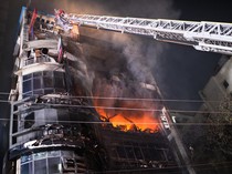 Foto-foto Kebakaran Gedung 7 Lantai di Dhaka yang Tewaskan 43 Orang