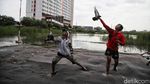 Bermain Merpati di Tengah Banjir ala Warga Cilincing