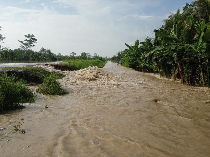 Banjir di Dusun Cikerang, Desa Bantarsari, Kecamatan Bantarsari, Kabupaten Cilacap, akibat tanggul Sungai Cimeneng jebol, Jumat (1/3/2024).