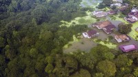 Banjir yang melanda ribuan rumah dan akses jalan di Kecamatan Pelayangan dan Danau Teluk kota itu telah berlangsung selama dua bulan lebih.