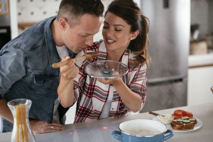 Begini Etika Istri saat Menyajikan Makanan untuk Suami