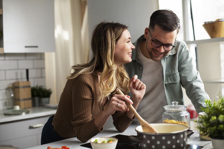 Inilah etika seorang istri saat menghidangkan makanan kepada suaminya