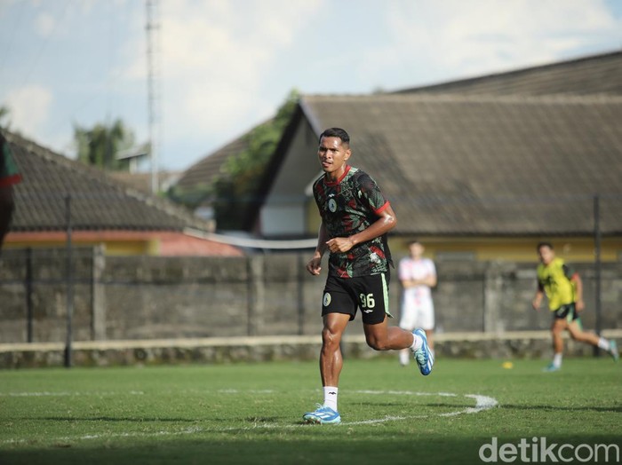 Bek PSS Sleman, Abduh Lestaluhu saat sesi latihan. Foto diunggah Jumat (1/3/2024).