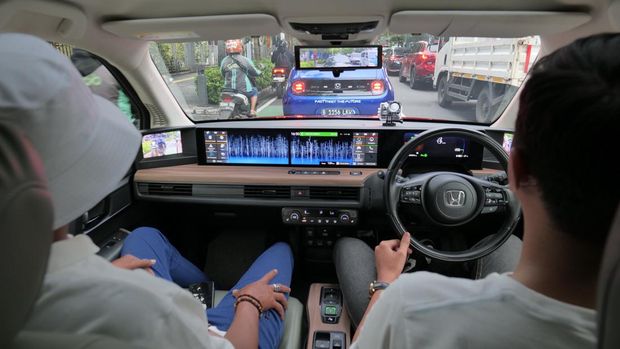 Belajar sejarah Jakarta naik mobil elektrifikasi Honda.