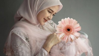 6 Penampilan Berbeda Bella Bonita Pakai Hijab di Syukuran Putri Pertama