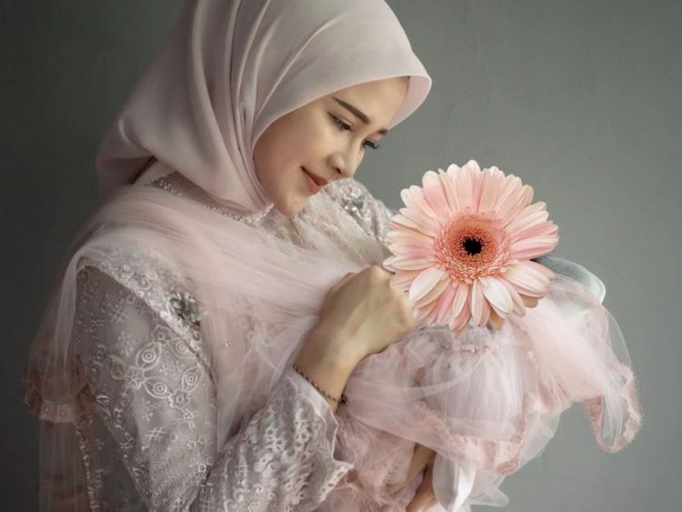 6 Penampilan Berbeda Bella Bonita Pakai Hijab di Syukuran Putri Pertama