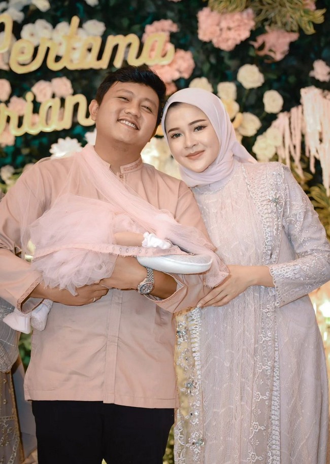 Wanita yang juga populer sebagai selebgram ini memadukan gaunnya dengan jilbab pink, yang ditata dengan gaya sederhana. Foto: Instagram/@denny_caknan @bellabonita_r.a