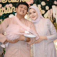 Wanita yang juga populer sebagai selebgram ini memadukan gaunnya dengan jilbab pink, yang ditata dengan gaya sederhana. Foto: Instagram/@denny_caknan @bellabonita_r.a